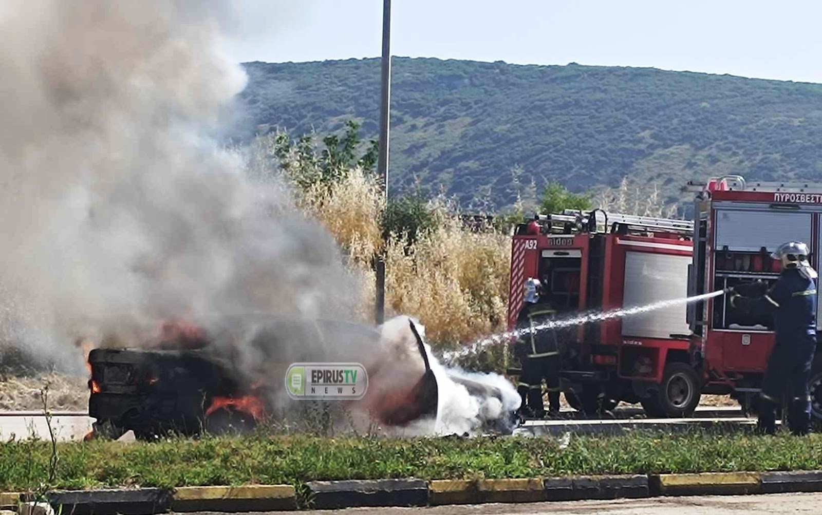 Γιάννενα: Αυτοκίνητο πήρε φωτιά έξω από βενζινάδικο σε παράδρομο της Εγνατίας Οδού