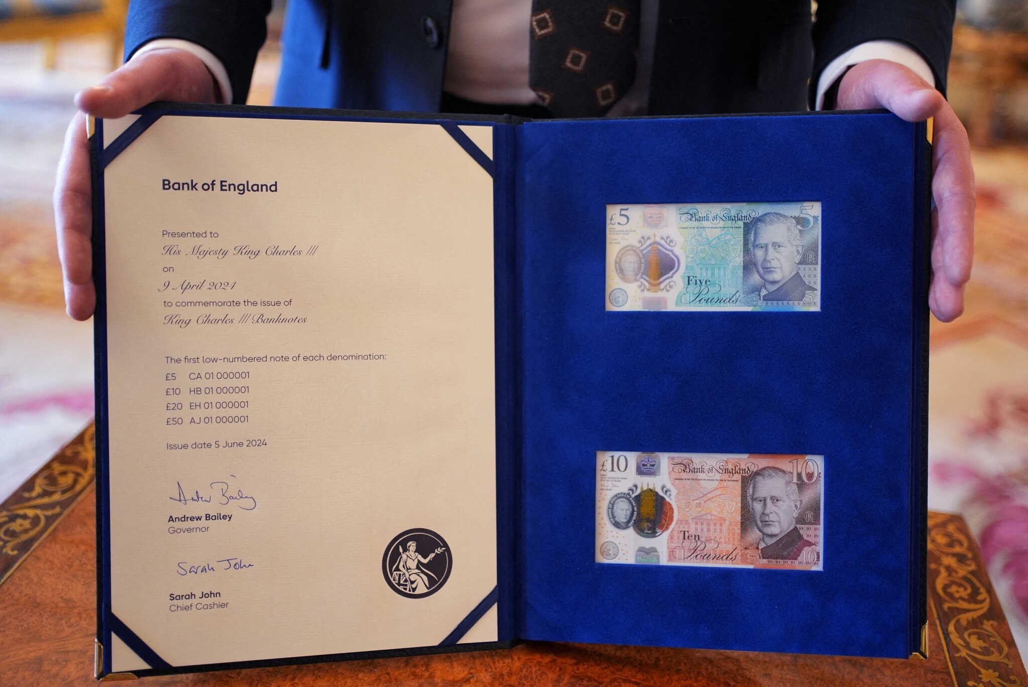 Bασιλιάς Κάρολος: Κυκλοφόρησαν στη Βρετανία τα νέα χαρτονομίσματα με τη μορφή του