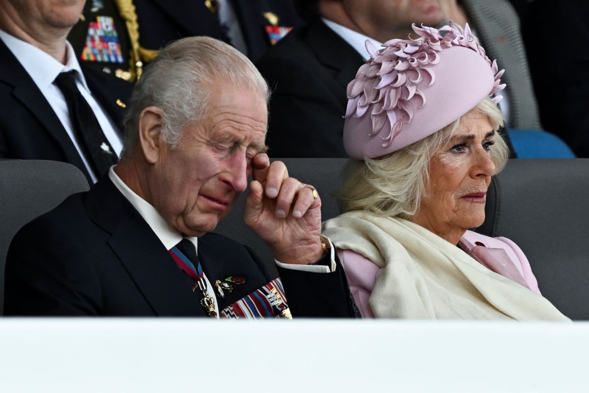 Βρετανία: Όταν δάκρυσαν ο Κάρολος και η Καμίλα – Η πρώτη ομιλία του βασιλιά μετά τη διάγνωση με καρκίνο