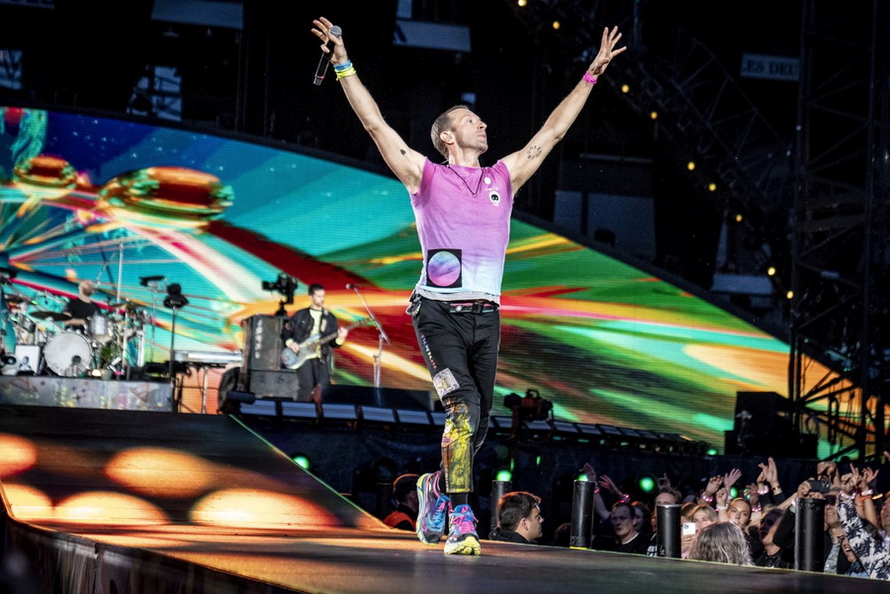 Coldplay: Από τα ξημερώματα έξω από το ΟΑΚΑ για τη μεγάλη συναυλία του καλοκαιριού