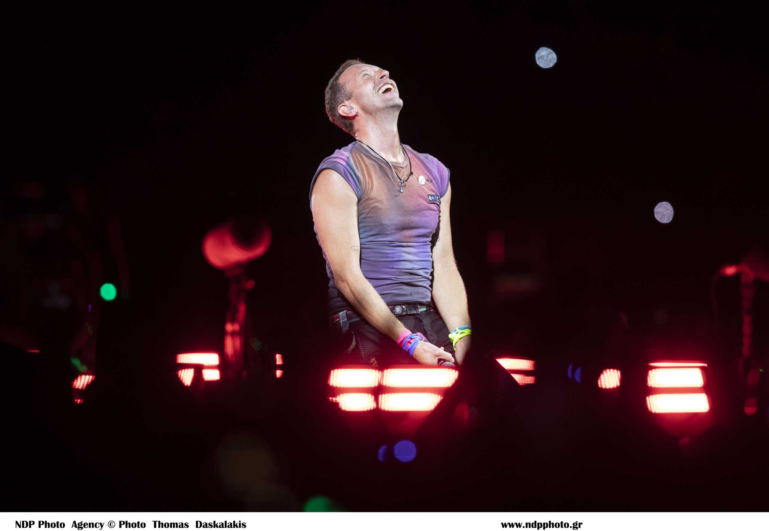 Coldplay: Ο Κρις Μάρτιν γονάτισε και αποθέωσε το ελληνικό κοινό – Απίστευτες στιγμές στο Ηρώδειο
