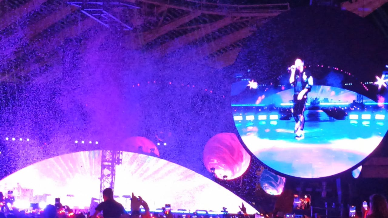 Χαμός στη συναυλία των Coldplay – Ονειρικό σκηνικό στο κατάμεστο ΟΑΚΑ