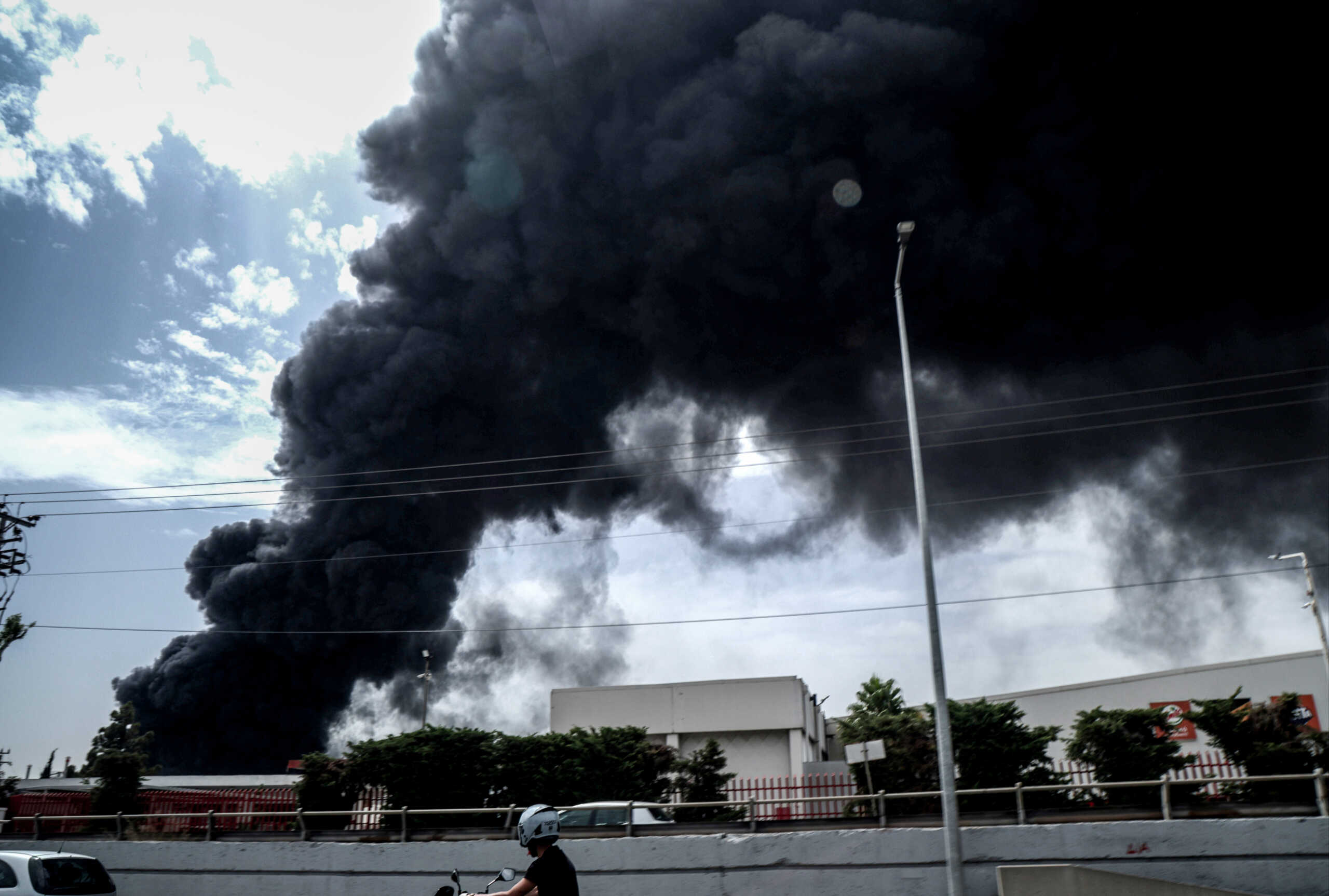Φωτιά σε εργοστάσιο στην Κηφισιά: Σύζυγος της Μίνας Γκάγκα ο ιδιοκτήτης – Δεν υπήρχαν εργαζόμενοι μέσα τη στιγμή της έκρηξης