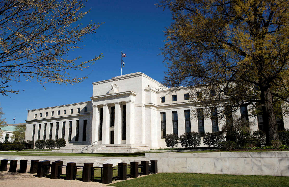 ΗΠΑ: Σταθερά κράτησε τα επιτόκια η Fed