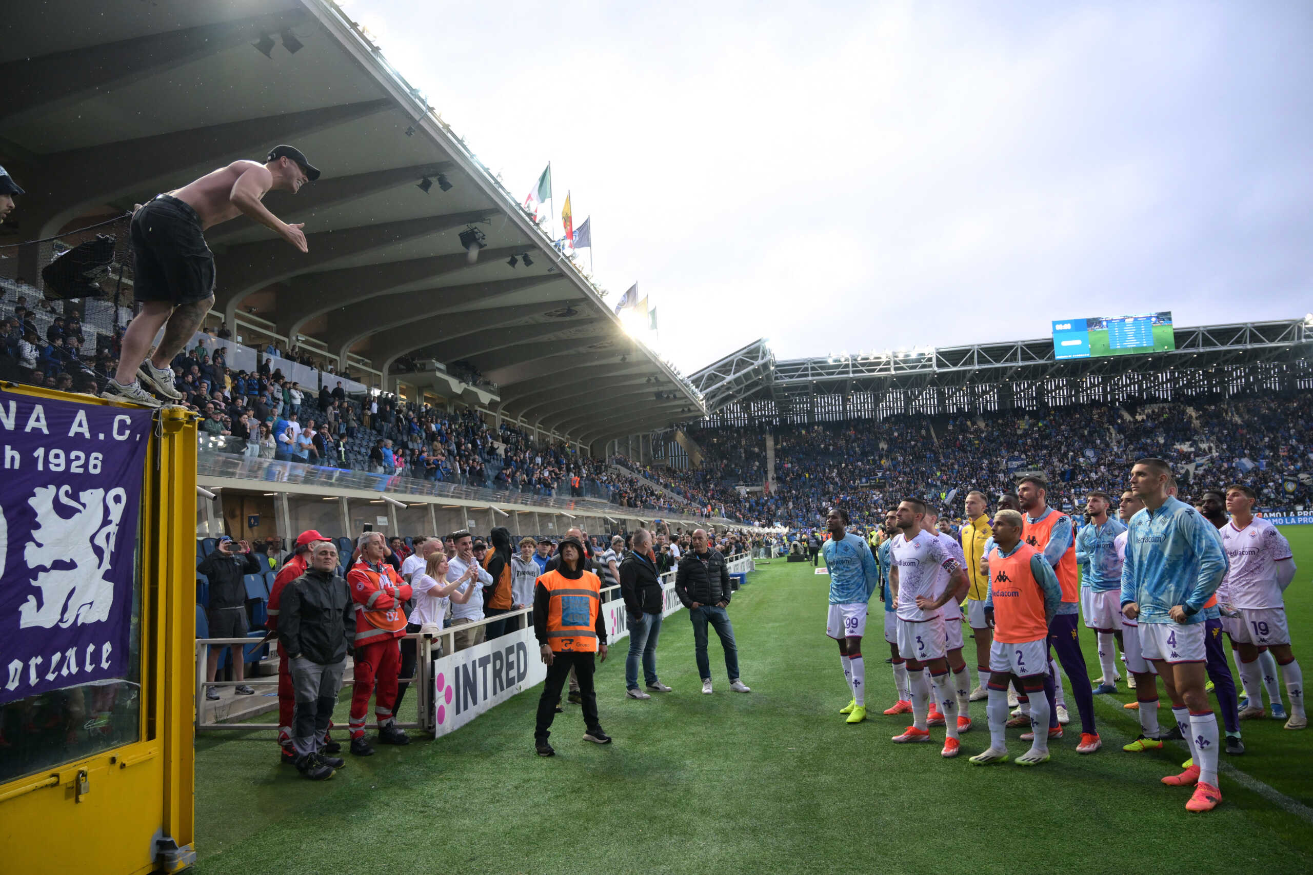 Φιορεντίνα: Οι οπαδοί τα «έχωσαν» στους παίκτες για την ήττα από τον Ολυμπιακό στον τελικό του Conference League