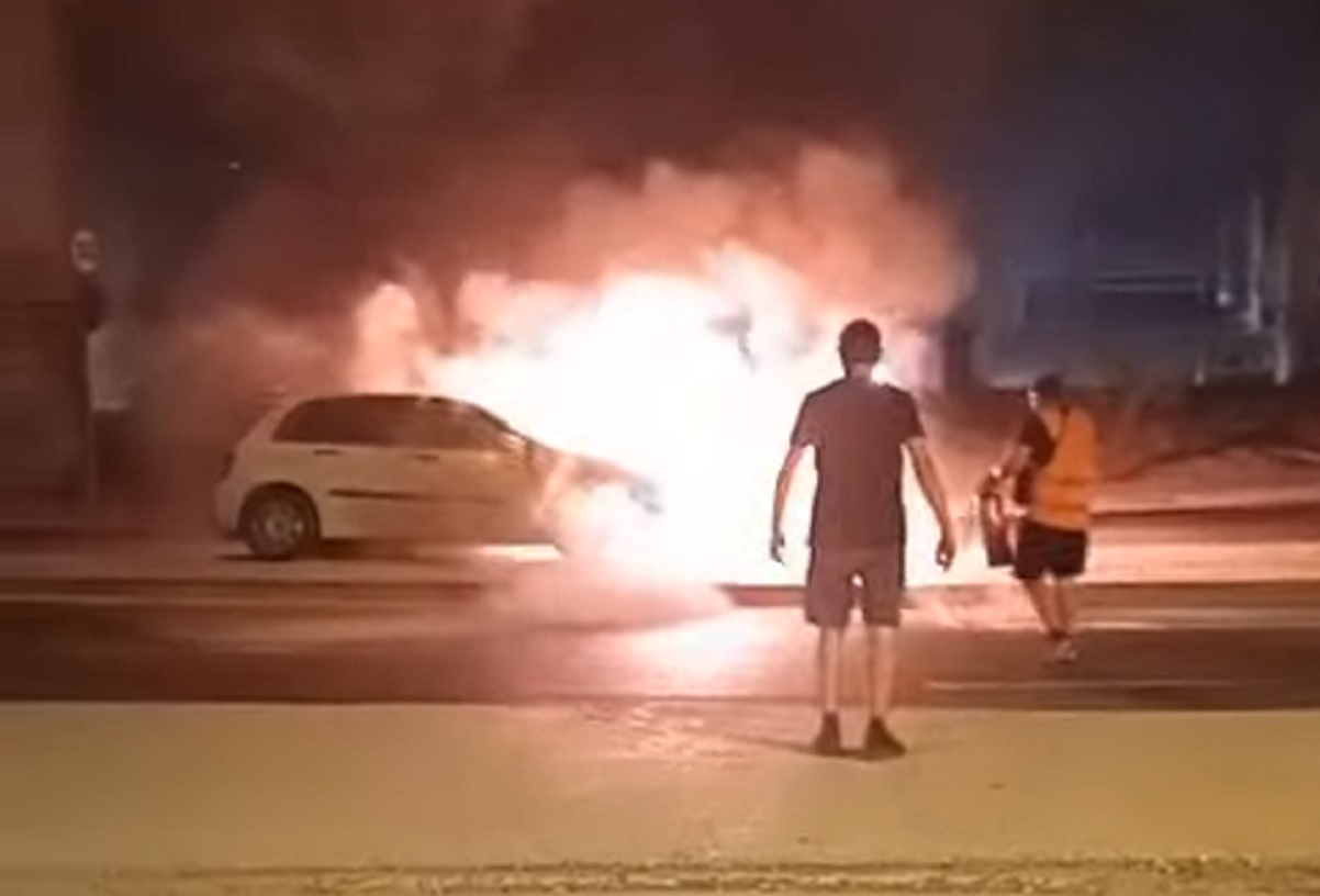 Λεωφόρος Ποσειδώνος: Το προσωπικό του Release Athens απεγκλώβισε οδηγό από φλεγόμενο αυτοκίνητο