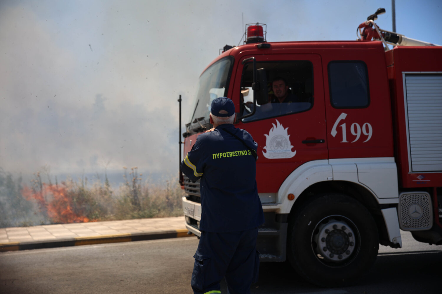 Φωτιά στη Βαρυμπόμπη – Επί τόπου ισχυρές δυνάμεις της πυροσβεστικής