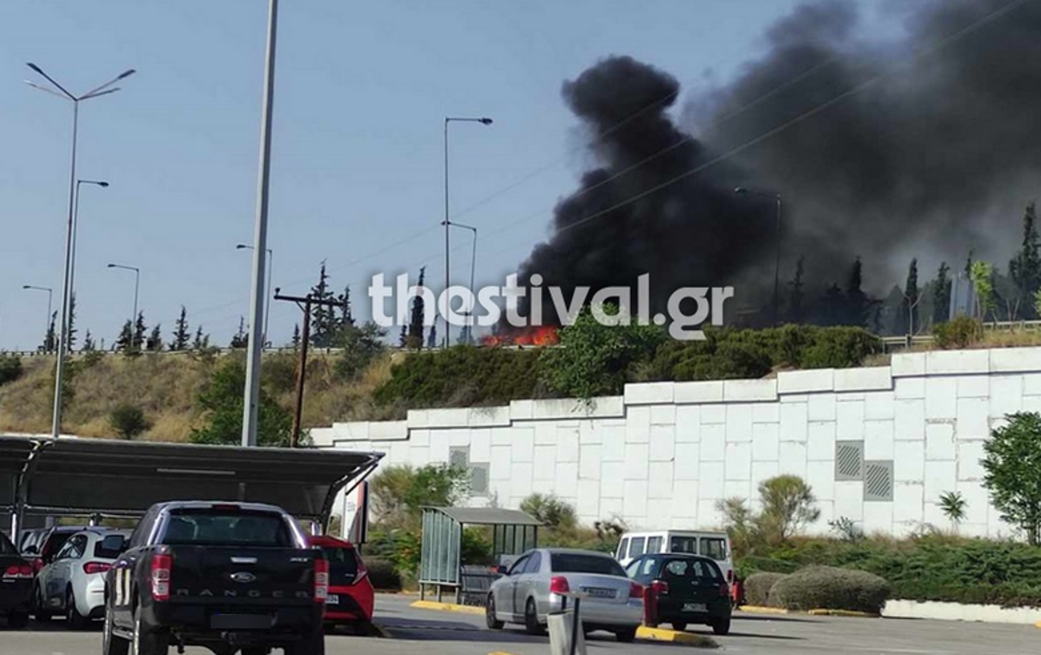 Θεσσαλονίκη: Βίντεο από τη φωτιά σε εν κινήσει αυτοκίνητο στην Περιφερειακή που επεκτάθηκε σε χόρτα