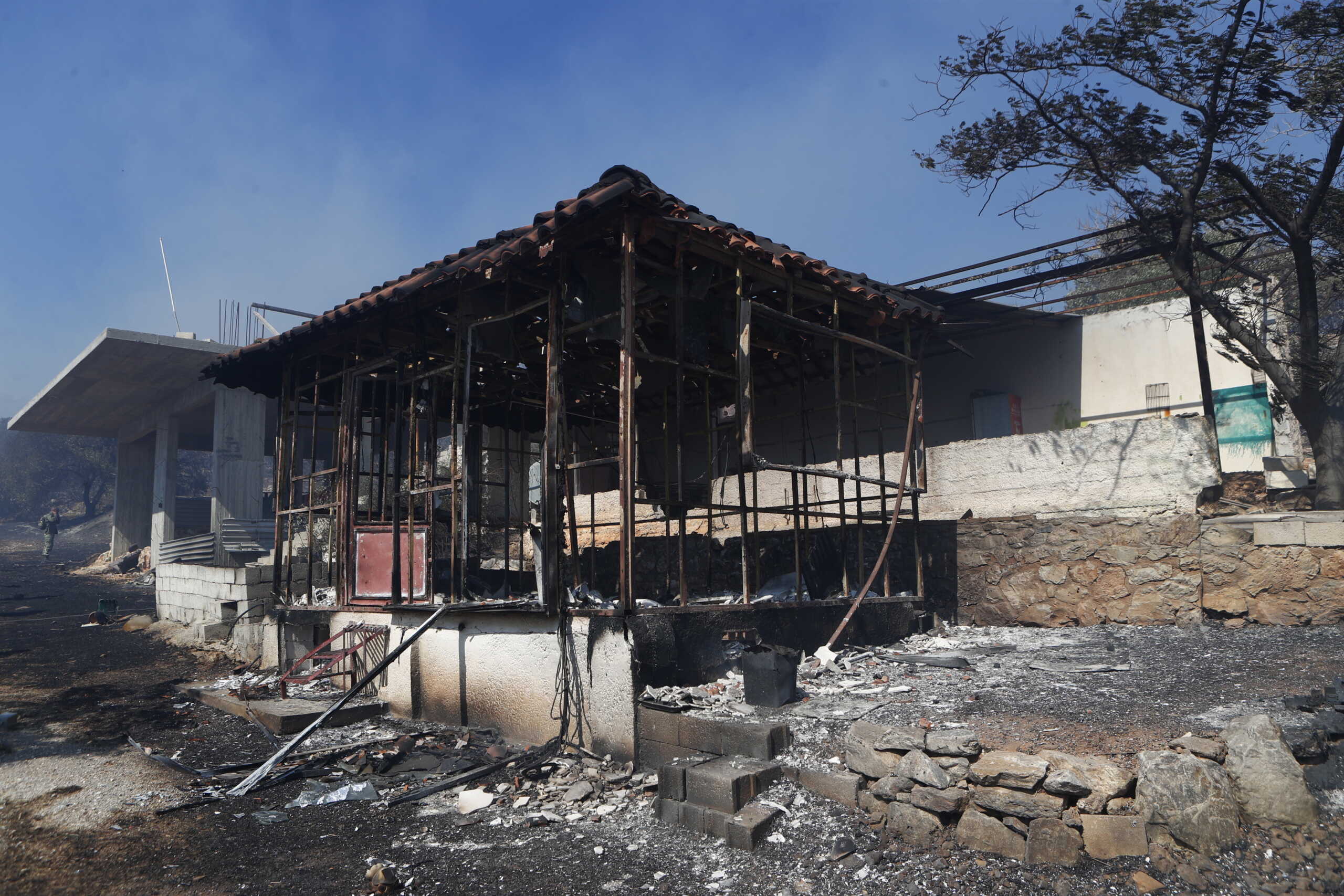 Φωτιά Βάρης Κορωπίου: Στάχτη και αποκαΐδια σπίτια – Τα γλίτωσαν μόνο όσοι είχαν καθαρίσει οικόπεδα