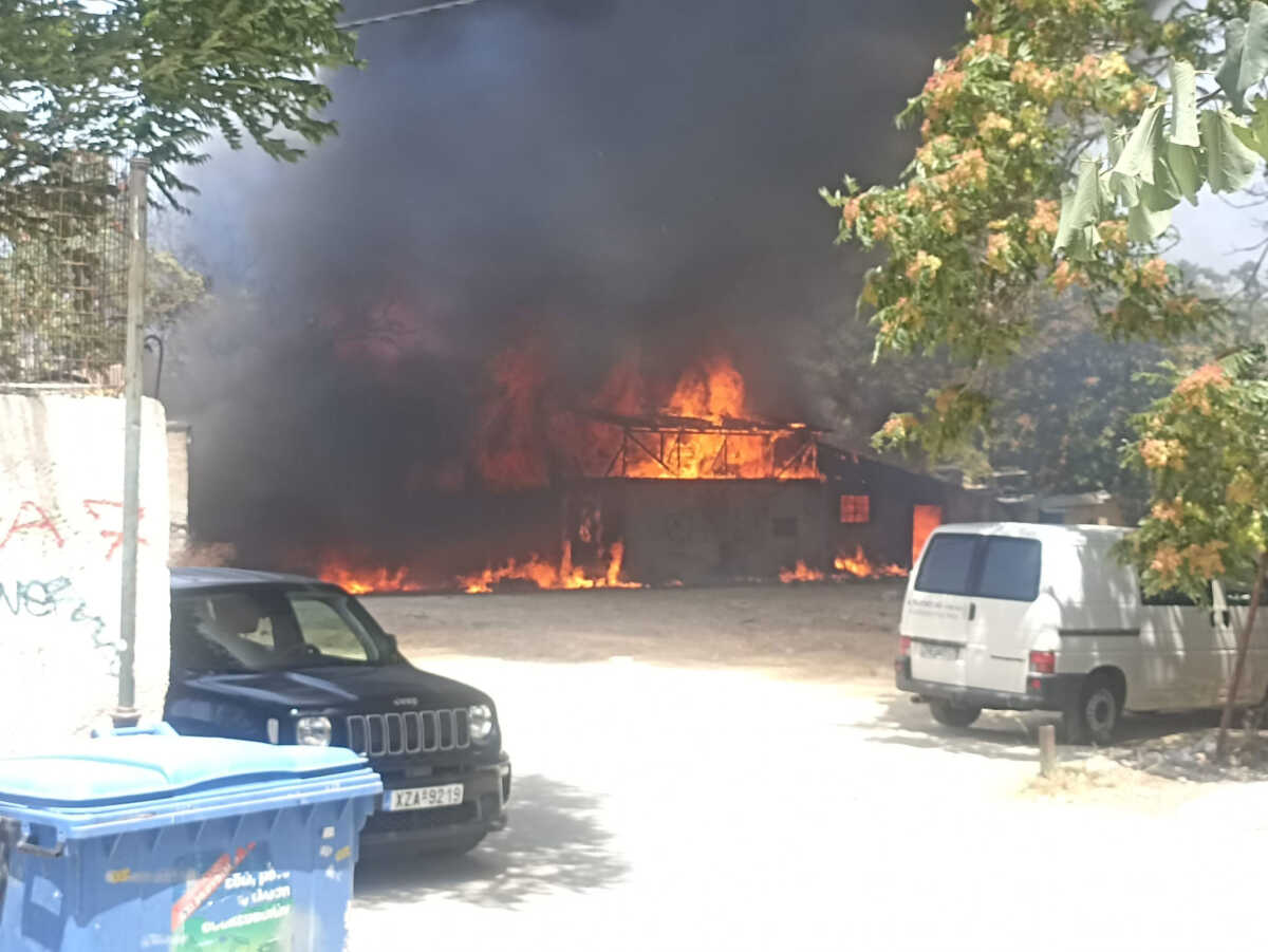 Φωτιά σε κτίριο στο Μοσχάτο και μήνυμα από το 112: «Καπνοί κατευθύνονται στην περιοχή σας, κλείστε πόρτες και παράθυρα»