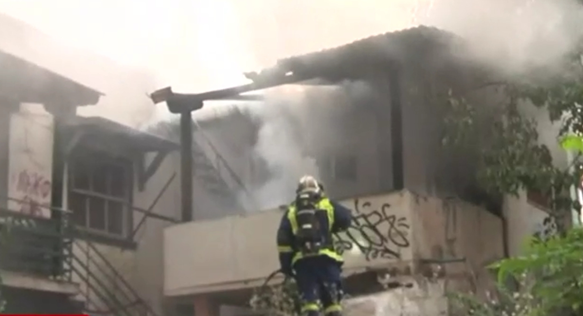 Φωτιά στη Θεσσαλονίκη: Κτίριο τυλίχτηκε στις φλόγες στο κέντρο της πόλης