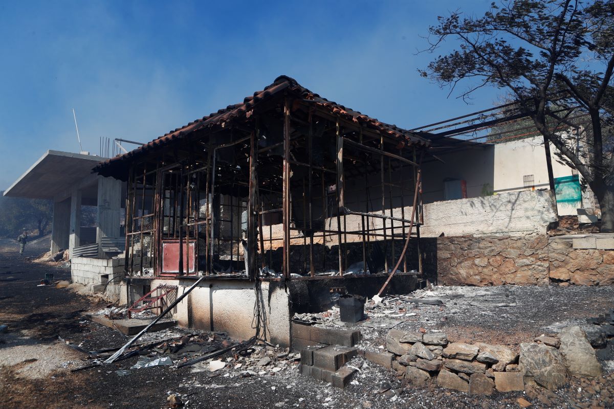 Σε ύφεση η φωτιά στη Βάρης Κορωπίου – Συγκλονιστικό βίντεο από την καμπίνα αεροπλάνου