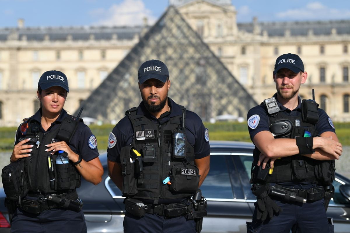 Γαλλία: Αιματηρή συμπλοκή με μαχαίρια και τσεκούρια έξω από παντοπωλείο – Ανθρωποκυνηγητό για πέντε δράστες