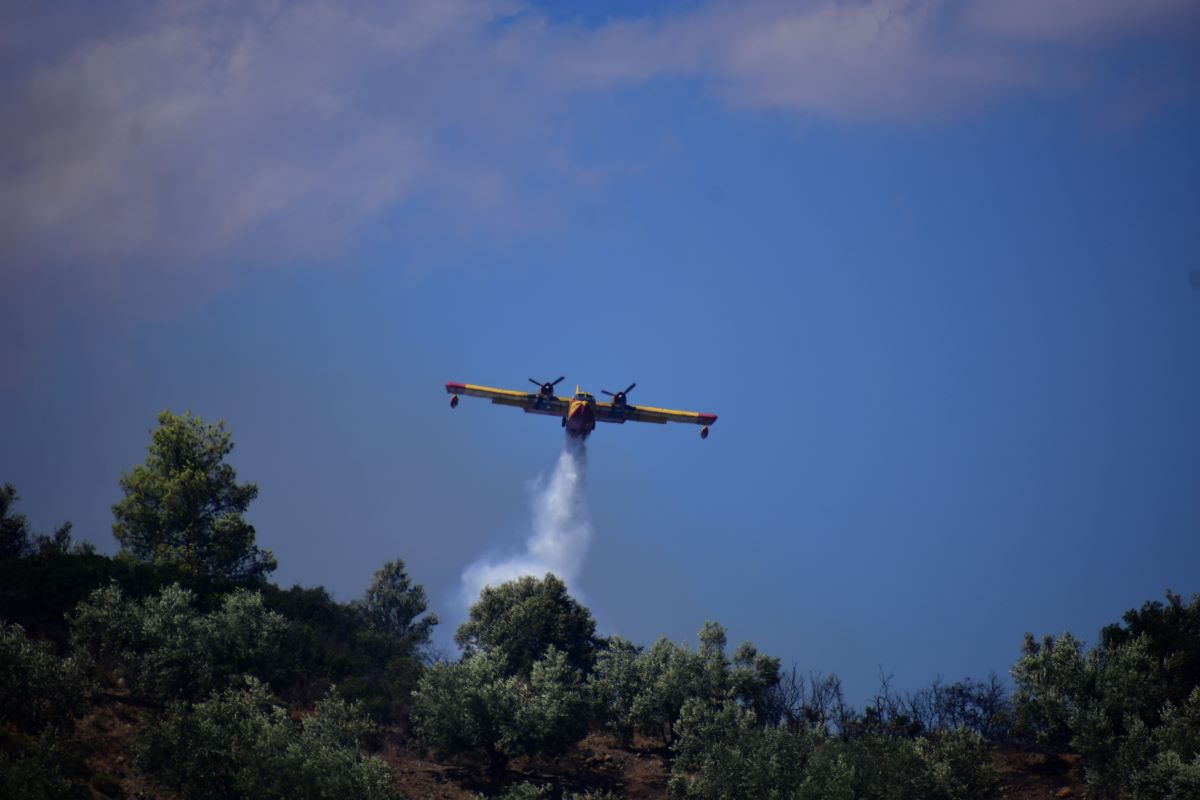 Φωτιά στον Μελισσουργό και στον Λαγκαδά Θεσσαλονίκης, στη μάχη της κατάσβεσης αεροπλάνα και ελικόπτερο
