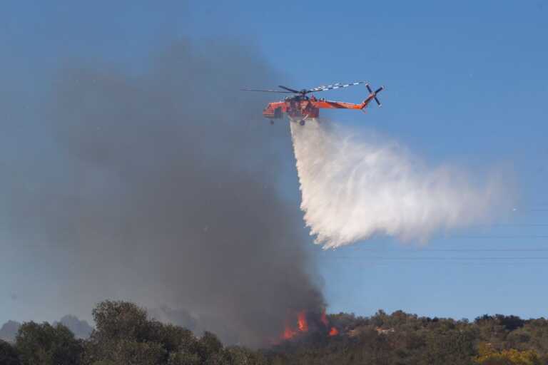 Φωτιά στις Σέρρες – Επιχειρούν 24 πυροσβέστες και ένα ελικόπτερο