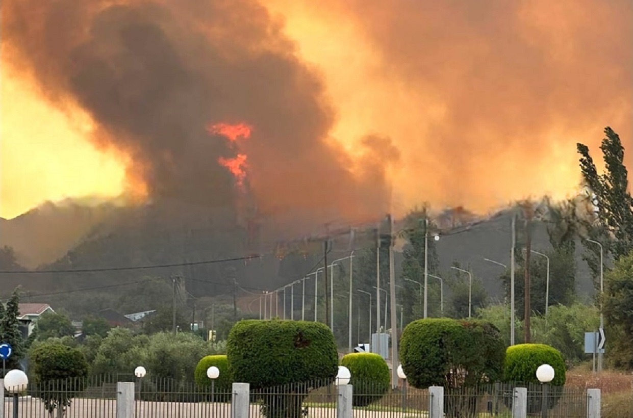 Φωτιά στην Ηλεία: Συνεχείς εκκενώσεις χωριών, άνοιξε η εθνική οδός Πατρών – Πύργου