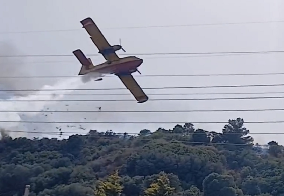 Φωτιά στη Ναυπακτία: Παραλίγο ατύχημα με Canadair που χτύπησε σε πεύκο