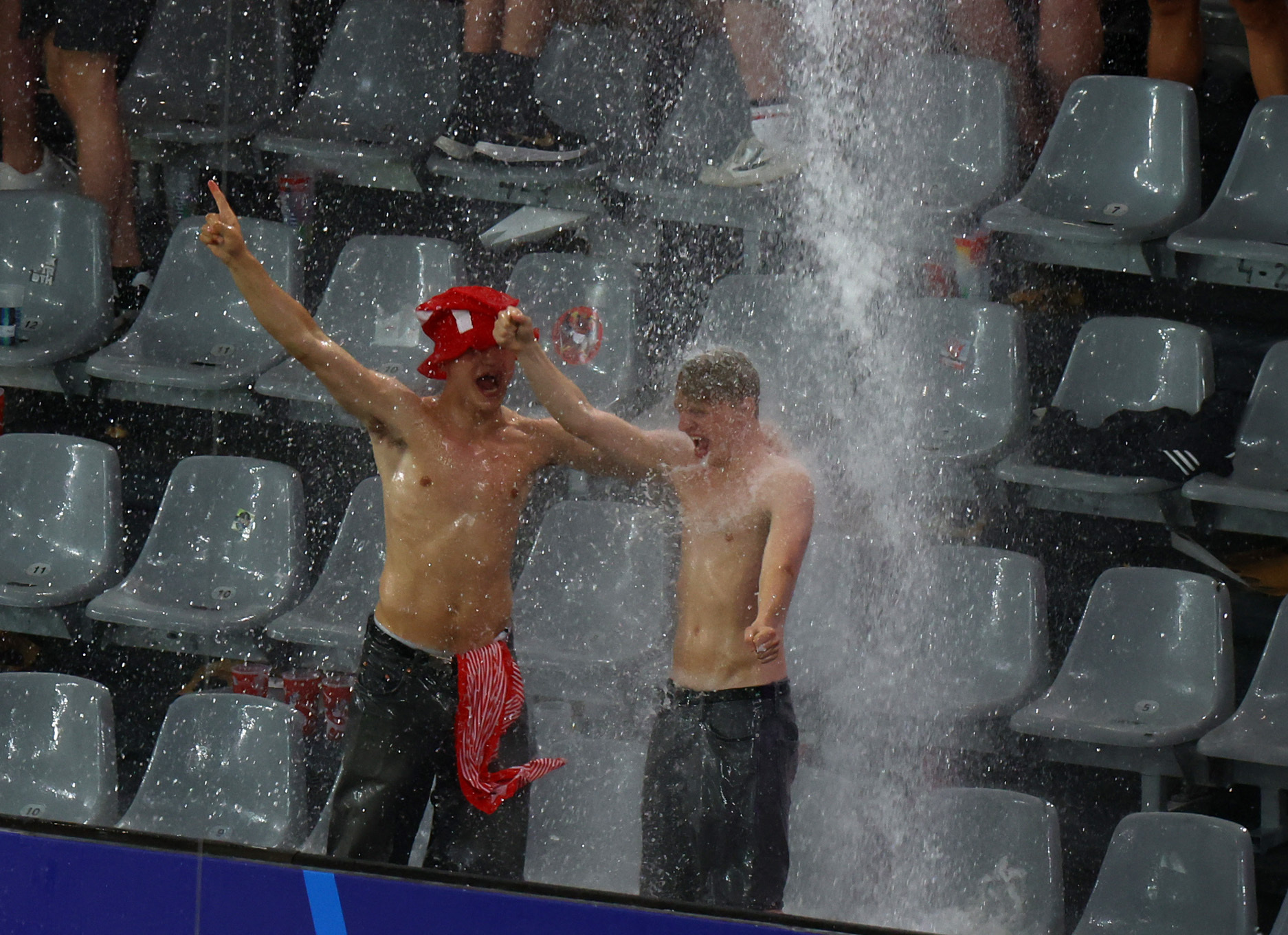 Euro 2024: Δυο οπαδοί χόρευαν μέσα στην βροχή στην αναμέτρηση Γερμανία