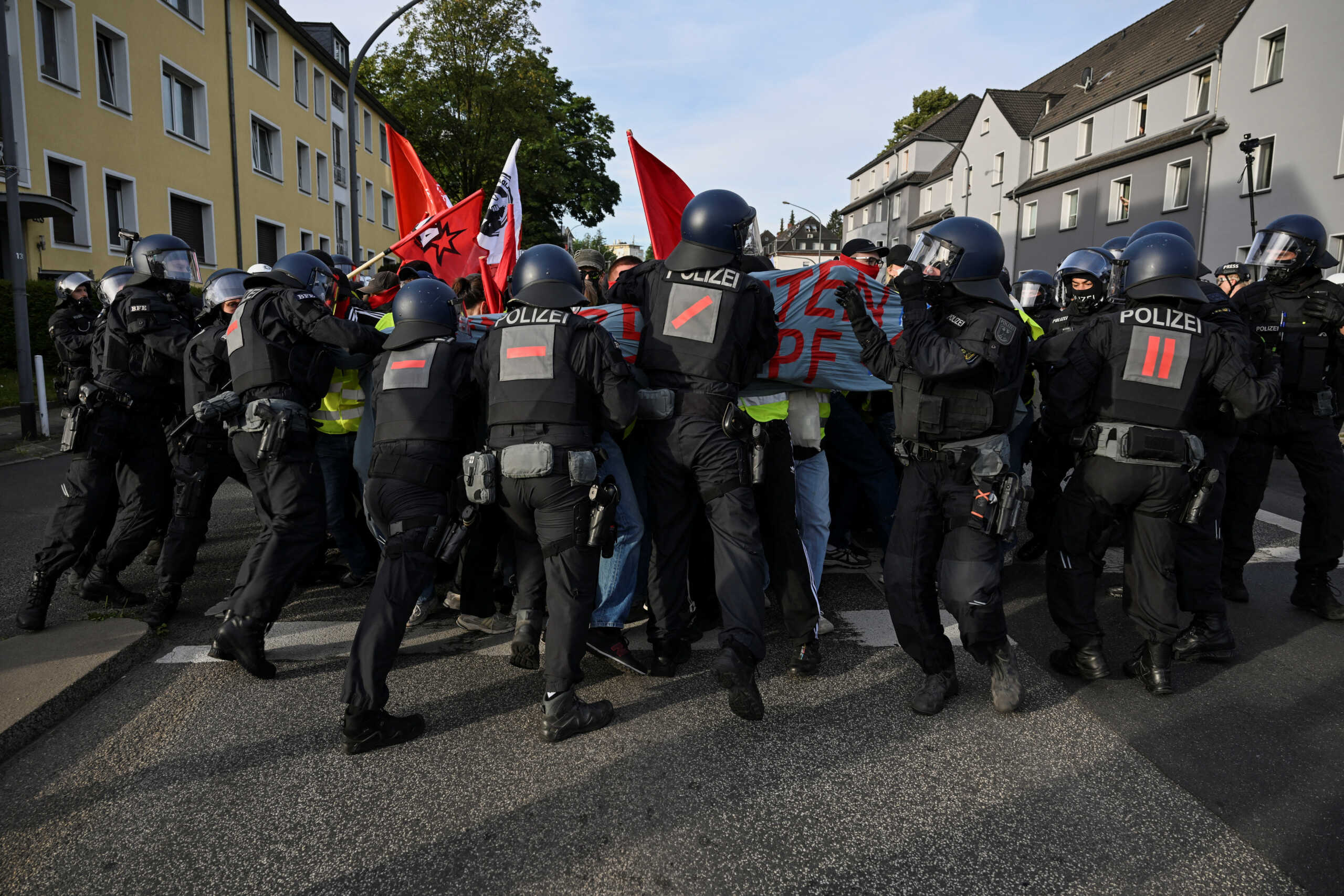 Γερμανία: Δυο αστυνομικοί σοβαρά τραυματίες στις διαδηλώσεις κατά του AfD