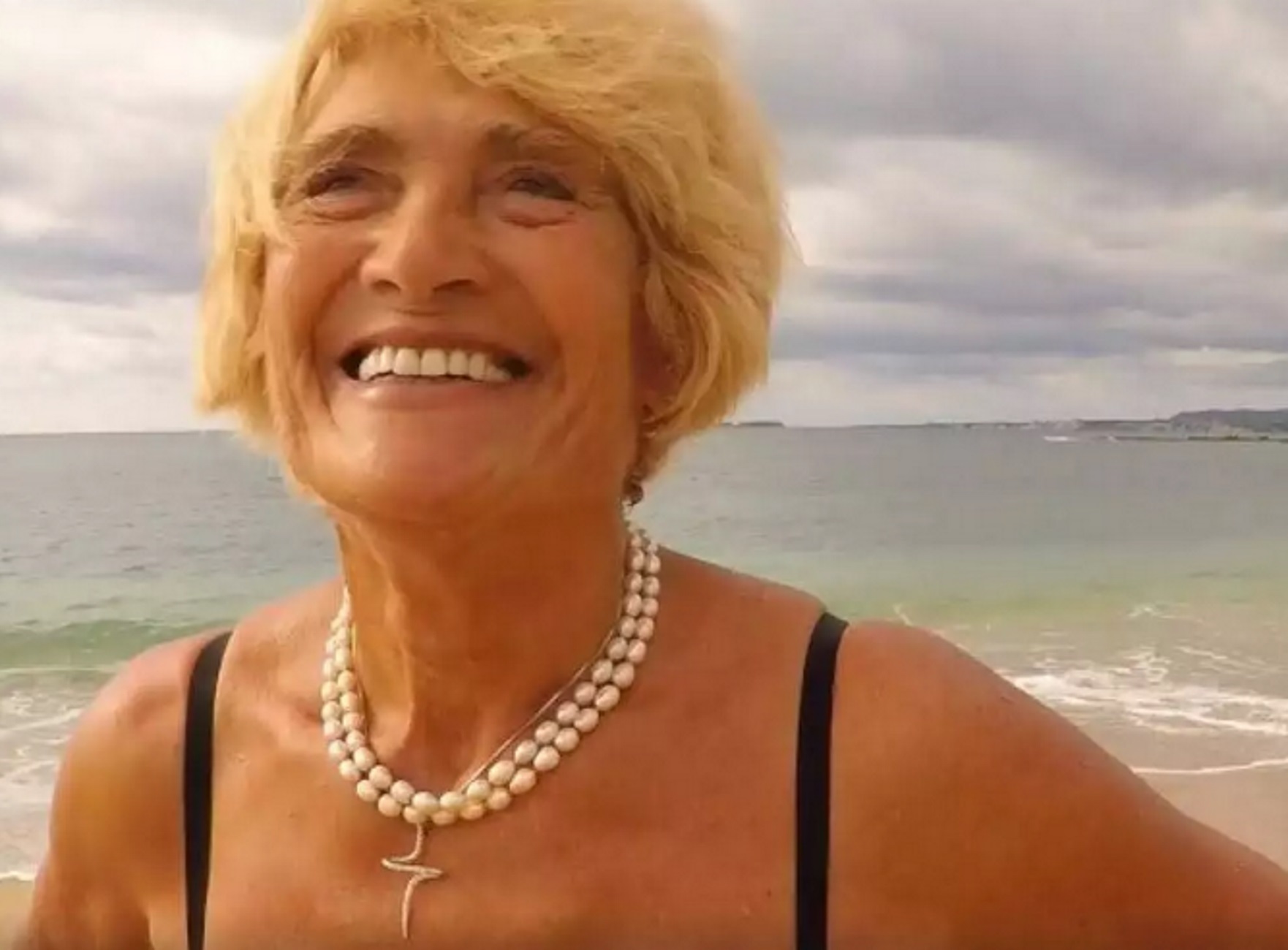 Αναστασία Γερολυμάτου: Γνωρίστε την 85χρονη windsurfer που ετοιμάζεται να κάνει τον διάπλου Κεφαλονιάς – Ζάκυνθου