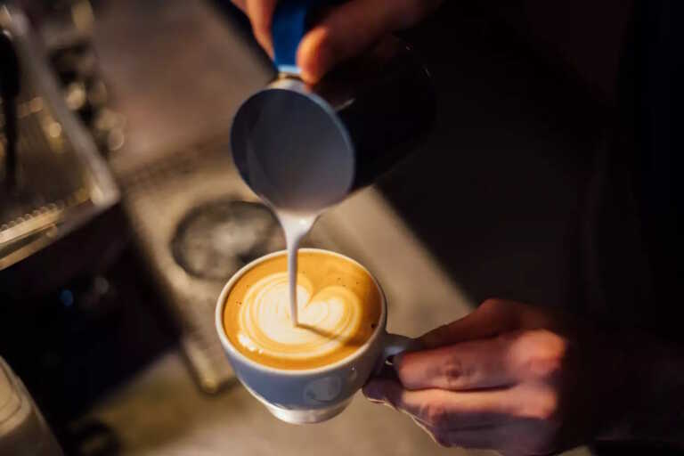 ΦΠΑ στον καφέ: Απλησίαστες οι καφετέριες – Αύξηση κατά 11% από 1η Ιουλίου 2024