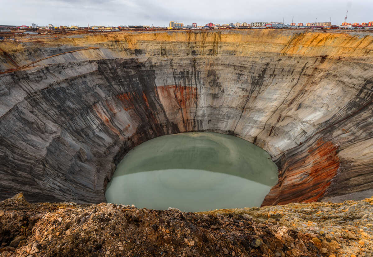 Η απόκοσμη τρύπα από το εγκαταλελειμμένο ορυχείο διαμαντιών στη Σιβηρία