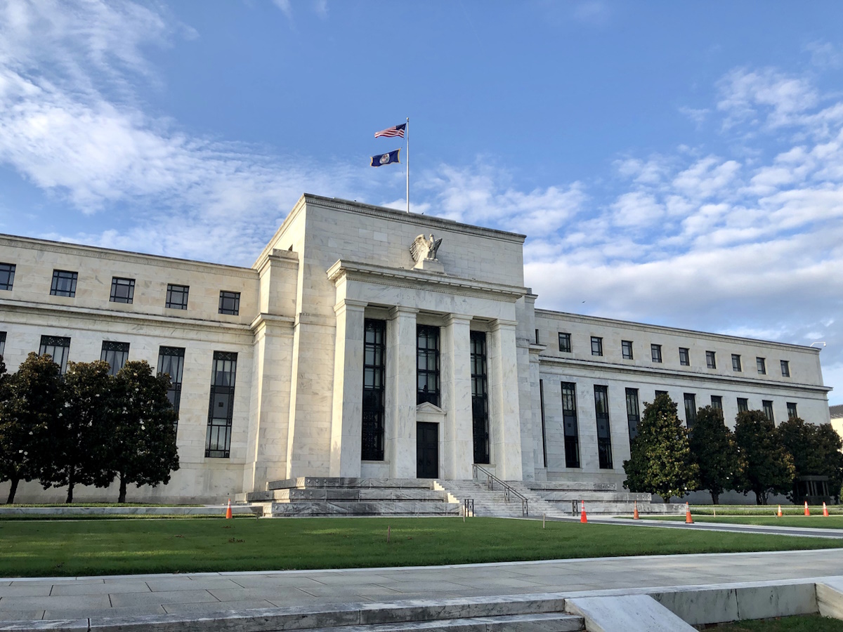 Fed – Επιτόκια: Πώς η απόφαση της Ομοσπονδιακής Τράπεζας των ΗΠΑ σήμερα μπορεί να επηρεάσει την τσέπη των Ελλήνων καταναλωτών