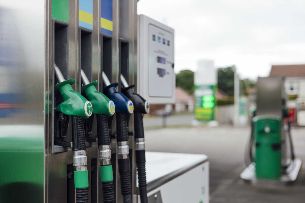 Γιατί αυξάνονται πάλι οι τιμές της βενζίνης