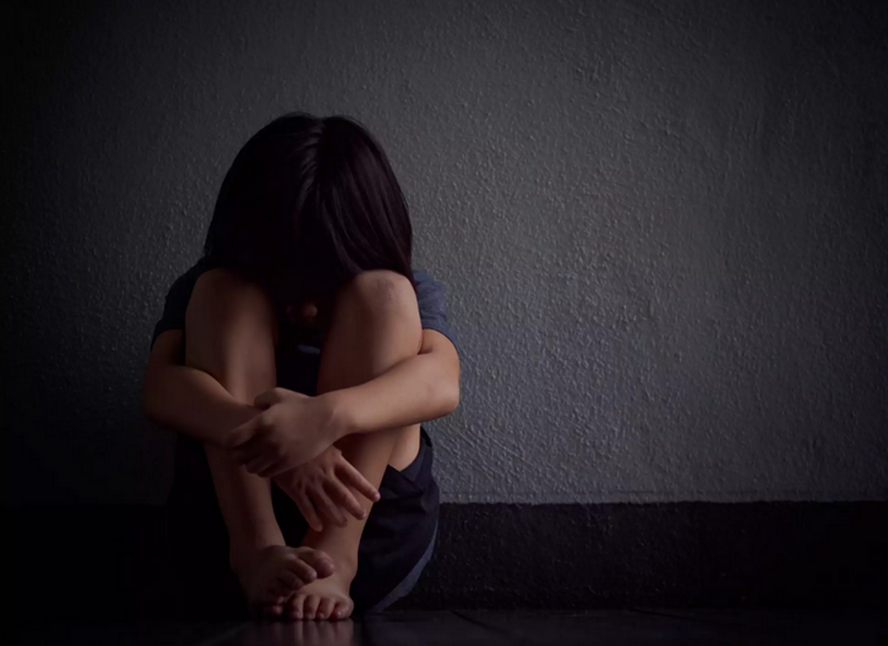 Ηράκλειο: «Ο νέος σύντροφος της κόρης μου ευθύνεται» λέει ο παππούς του 2,5 ετών κοριτσιού που κακοποιήθηκε