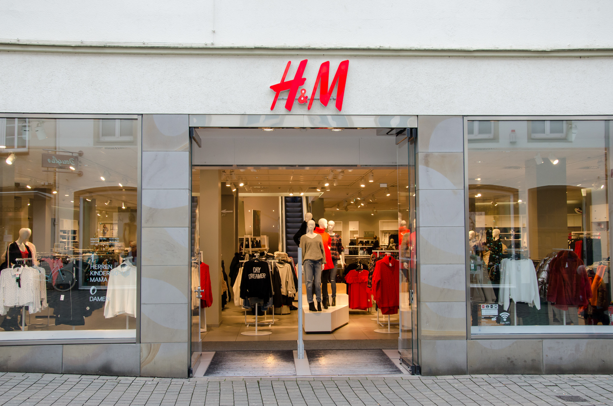 Η H&M στο στόχαστρο της εφορίας: Πρόστιμα, λουκέτα και μια ιστορία που ξεκίνησε το 1947