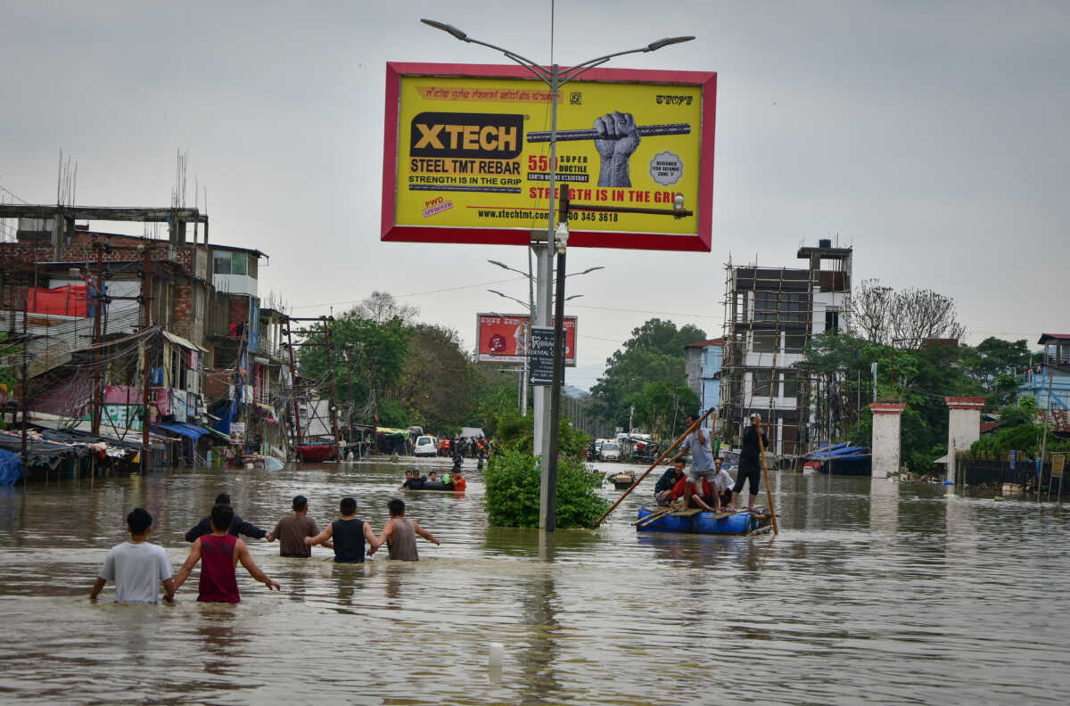 Ινδία: Έξι νεκροί από τις πλημμύρες, 2000 τουρίστες αποκλεισμένοι