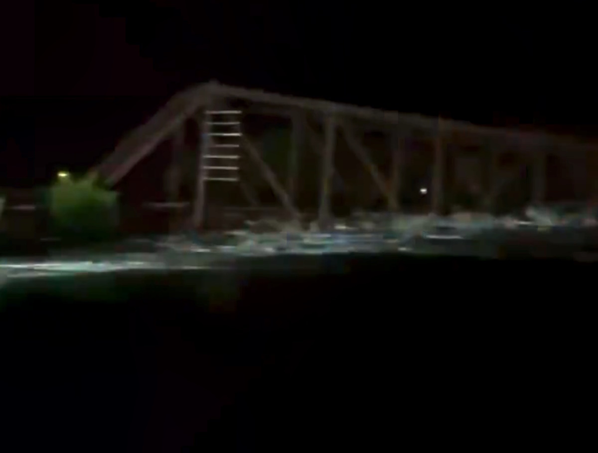 ΗΠΑ: Γέφυρα τρένου κατέρρευσε στην Άιοβα – «Φούσκωσε» το ποτάμι και την παρέσυρε