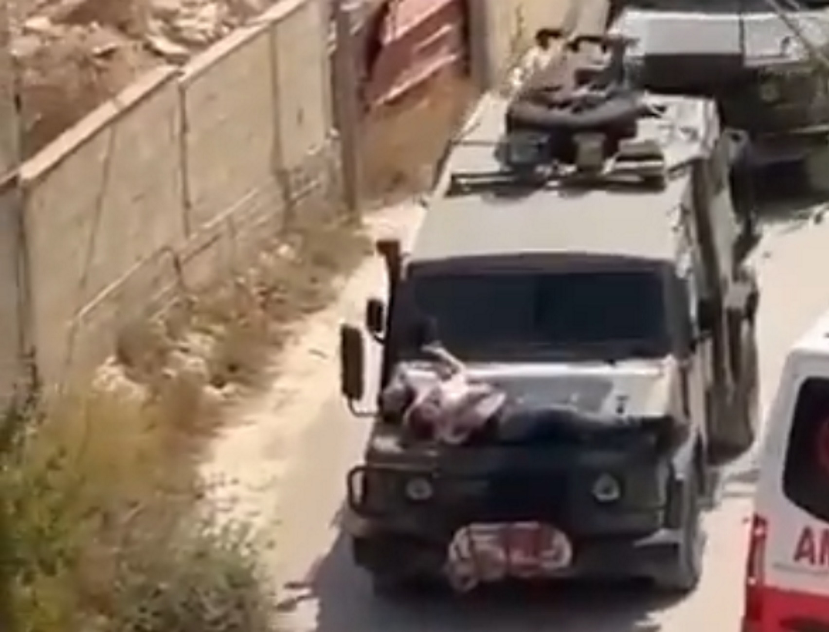Δυτική Όχθη: Βίντεο με Ισραηλινούς να έχουν δέσει Παλαιστίνιο τραυματία σε τζιπ και να τον περιφέρουν