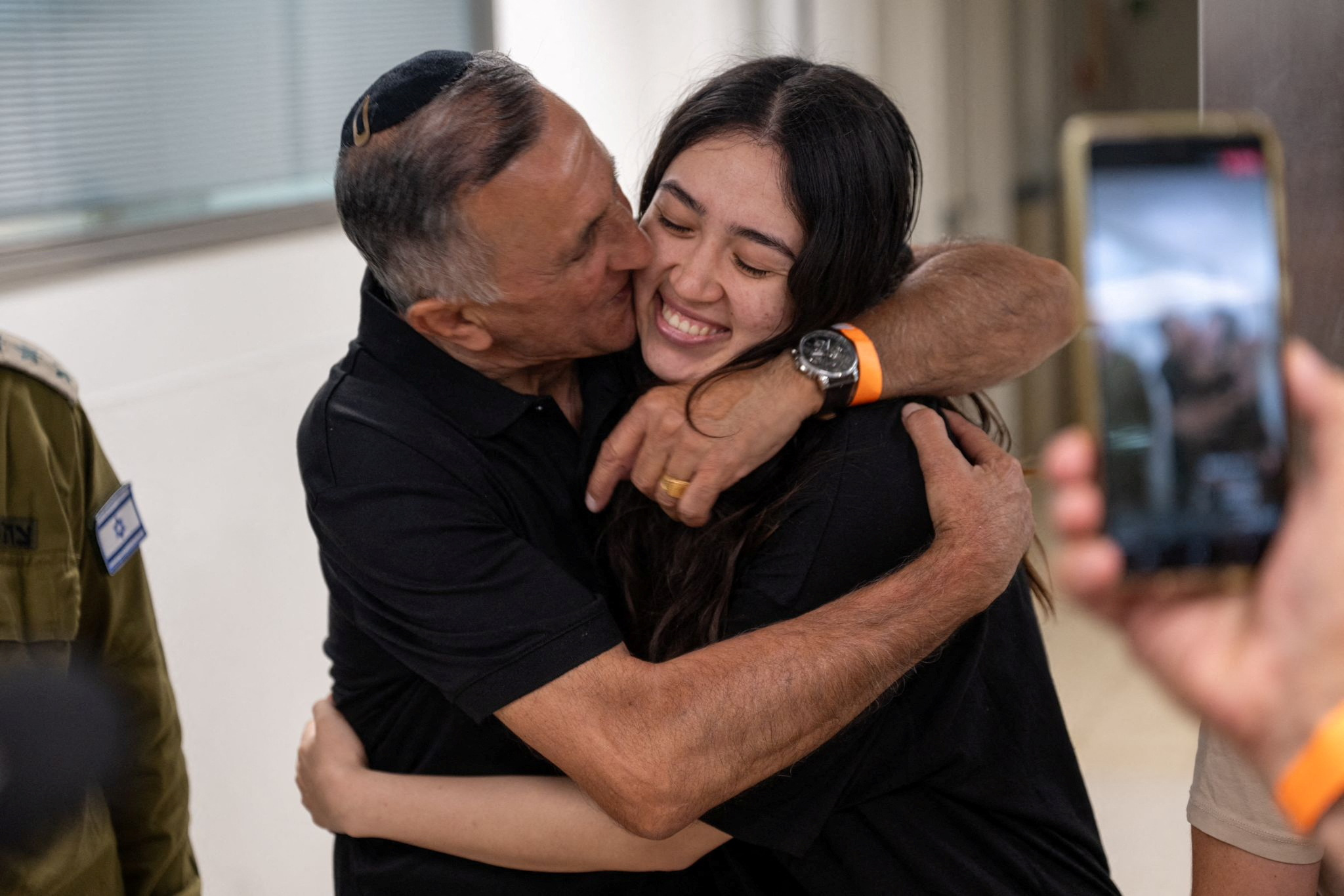 Ισραήλ: Η Νόα Αργκαμάνι στην αγκαλιά της καρκινοπαθούς μητέρας της έπειτα από 8 μήνες ομηρίας στη Γάζα