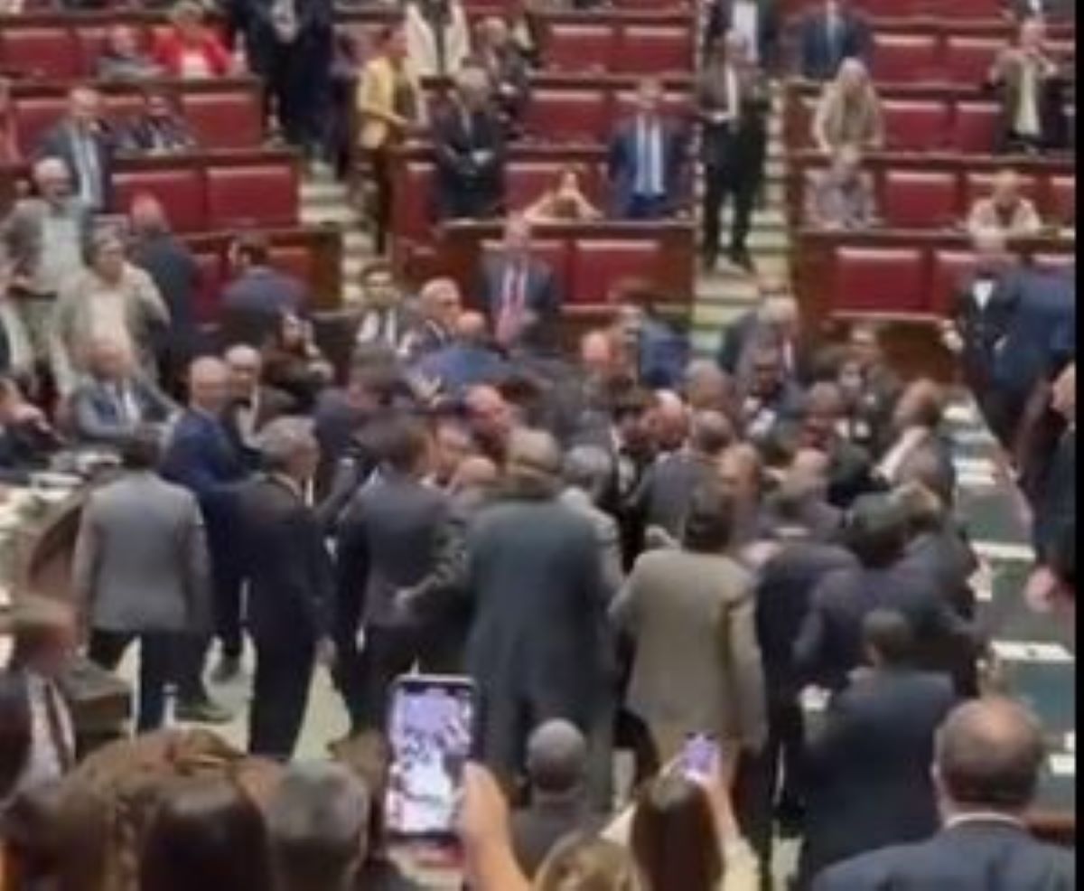 Ιταλία: Σκηνές χάους στο Κοινοβούλιο, ξυλοκοπήθηκε βουλευτής