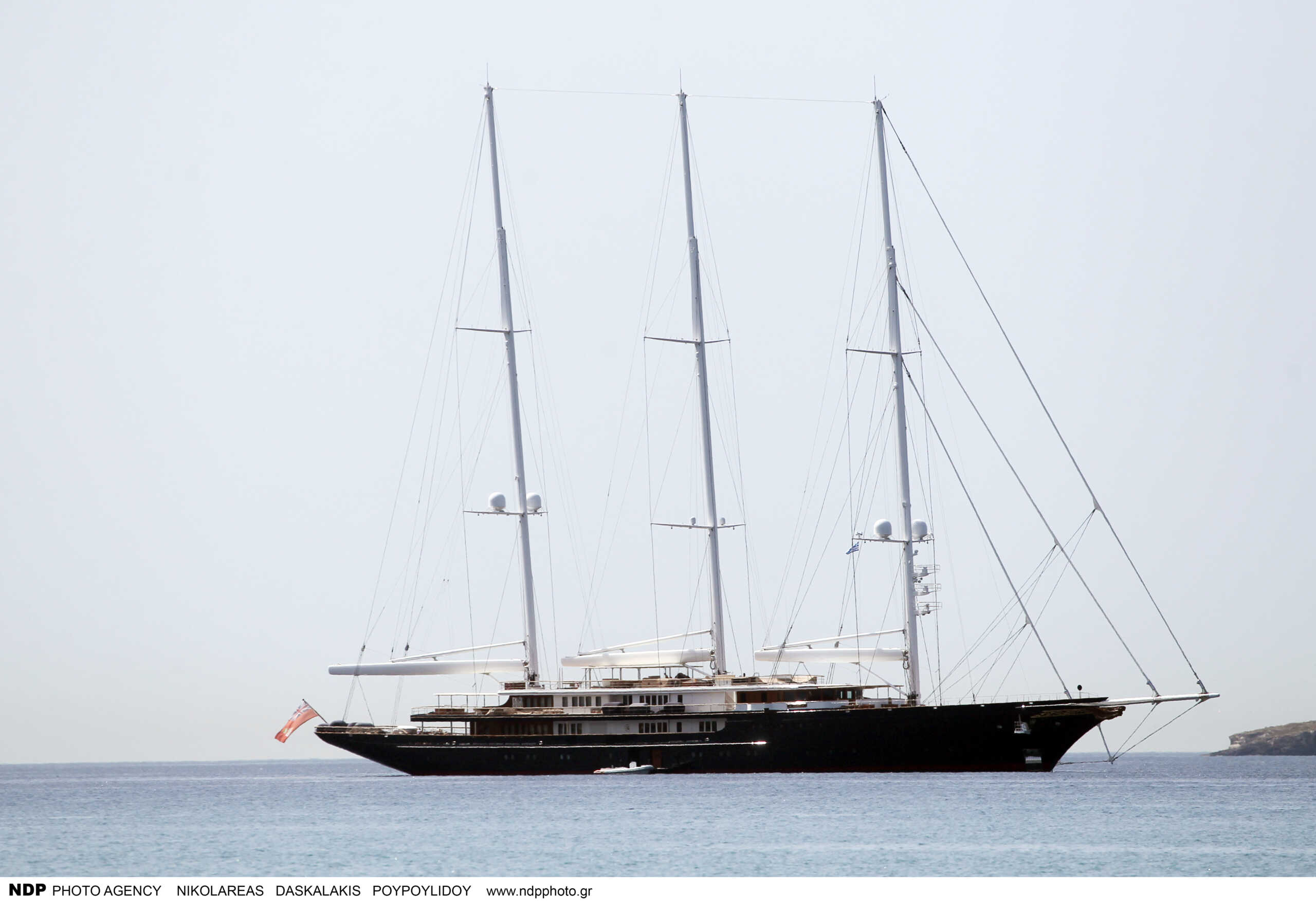 Ο Τζεφ Μπέζος «πάρκαρε» το superyacht του στην Βάρκιζα – Φωτογραφίες του εντυπωσιακού σκάφους