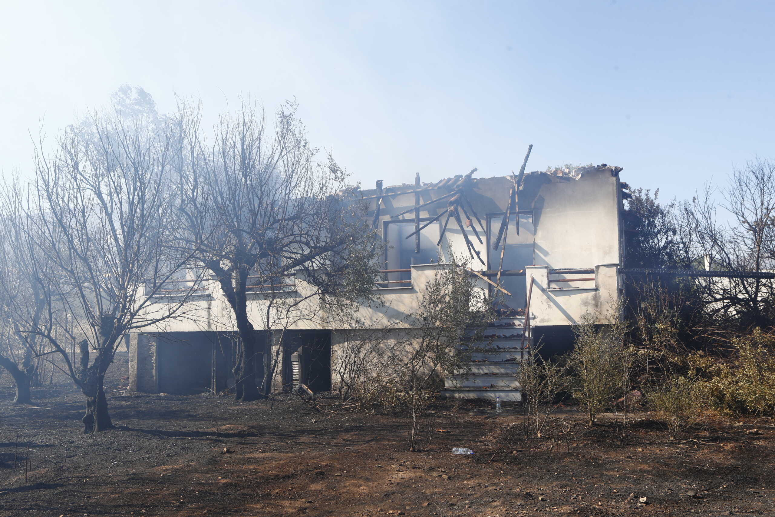 Μεγάλη φωτιά στη Βάρης – Κορωπίου, μήνυμα από το 112 – Εκκενώνονται οι περιοχές Λαμπρικά και Κίτσι