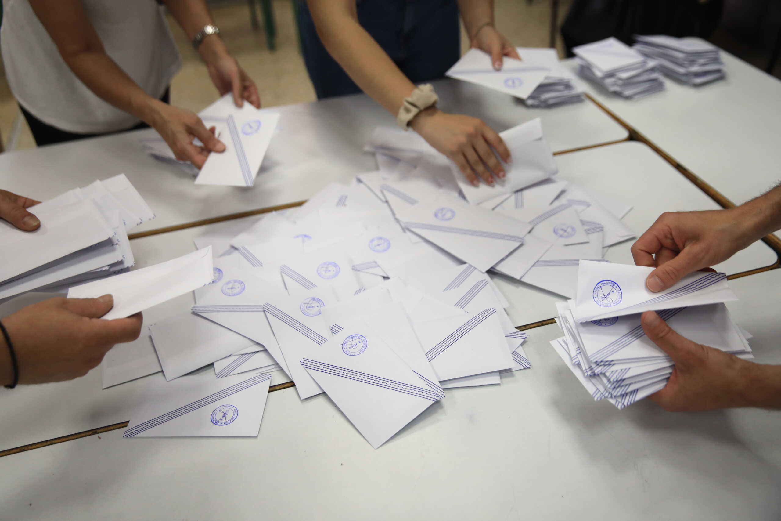 Τελικό exit poll: ΝΔ από 27% έως 31%, ΣΥΡΙΖΑ από 13,8% έως 17,2% ΠΑΣΟΚ από 11,5% έως 14,5%