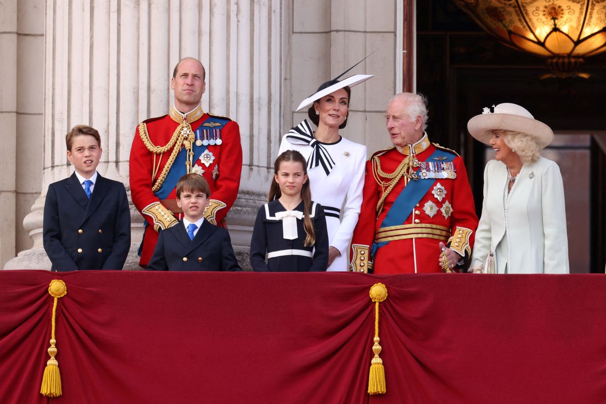 Κέιτ Μίντλετον και βασιλιάς Κάρολος πρώτη φορά μαζί στο μπαλκόνι του Μπάκιγχαμ ενώ δίνουν μάχη με τον καρκίνο