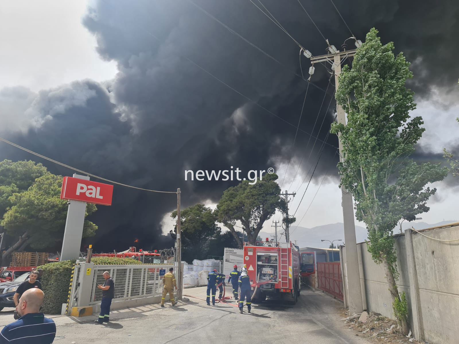Φωτιά σε εργοστάσιο στην Κηφισιά: Οδηγία στο νοσοκομείο Άγιοι Ανάργυροι να κλείσουν όλα τα παράθυρα