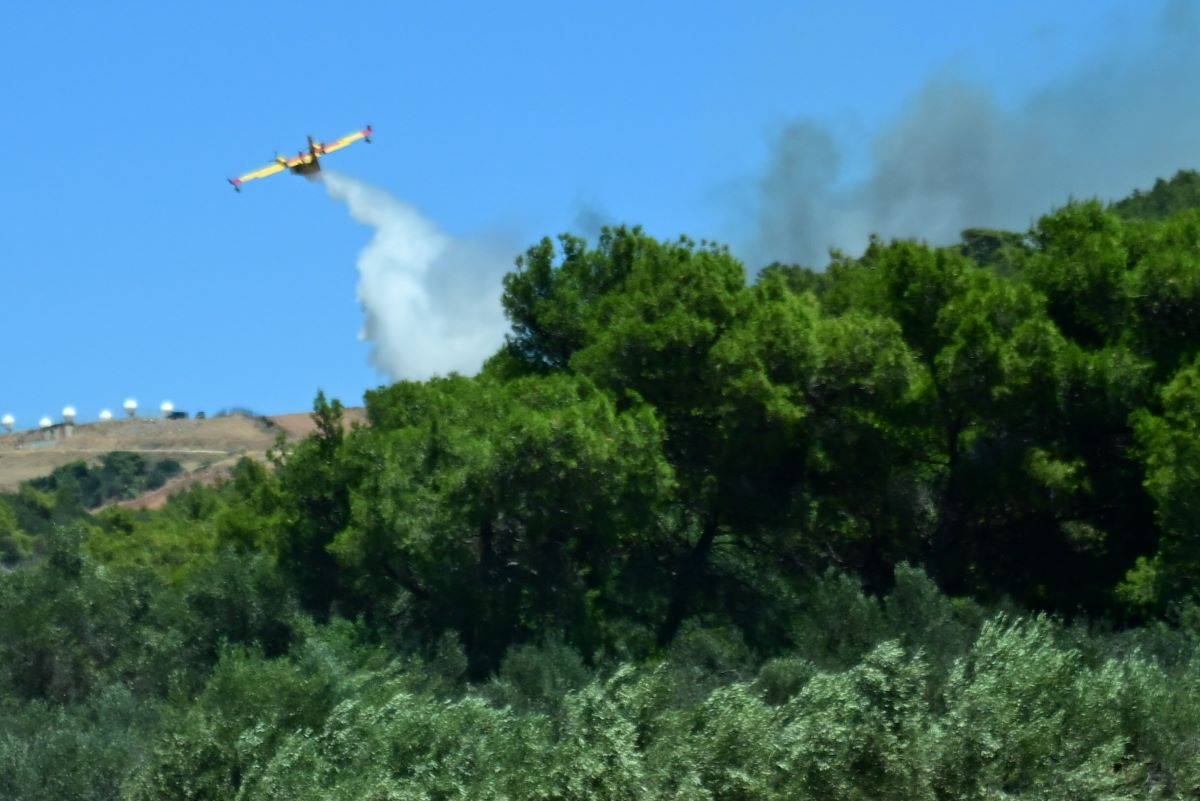 Φωτιά στην Κερατέα: Δορυφορική εικόνα με τον καπνό – Πλησιάζει την Κρήτη