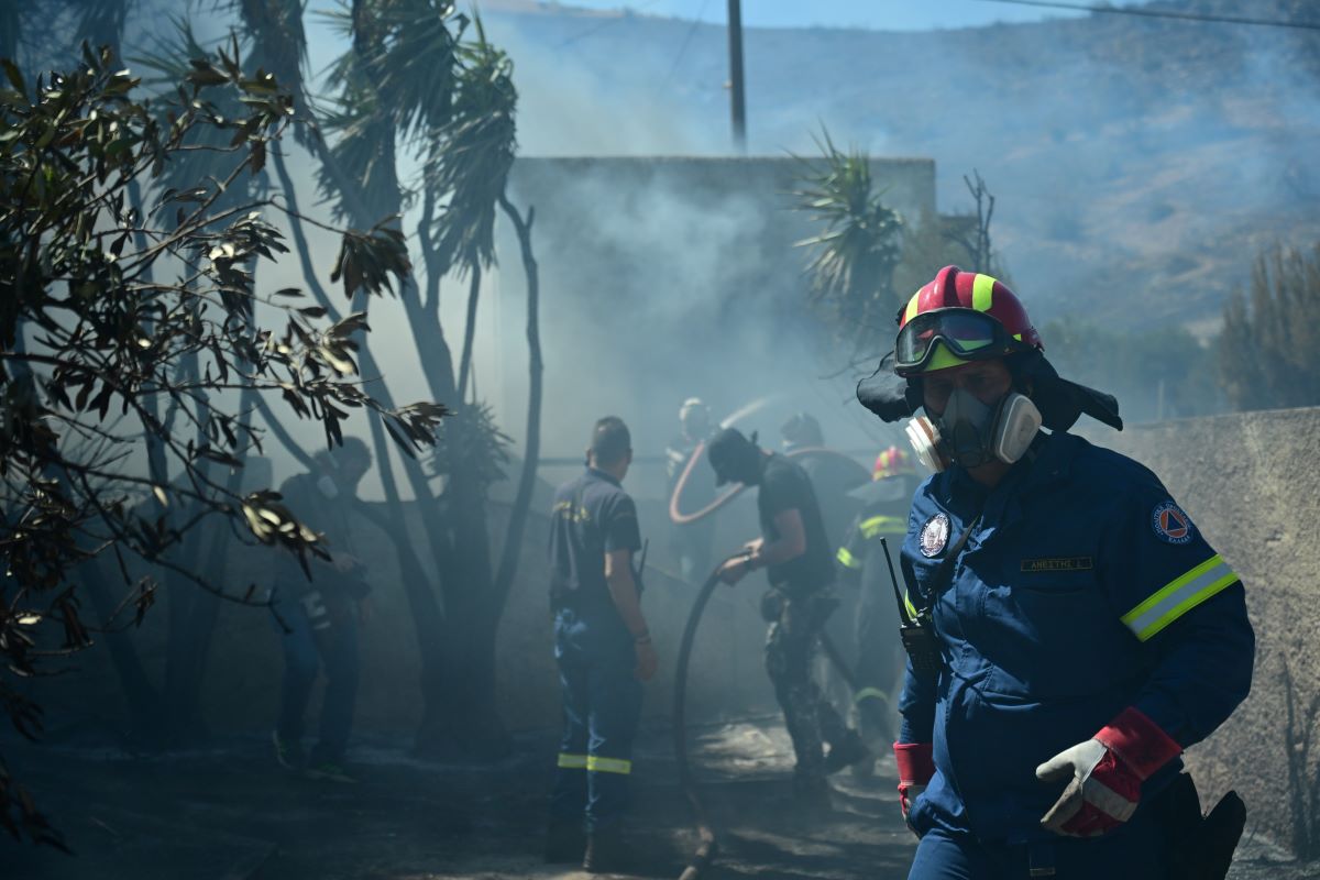 Φωτιά στην Κερατέα: «Η κατάσταση είναι πολύ δύσκολη, δίνουμε μεγάλη μάχη», λέει ο Δήμαρχος Λαυρεωτικής