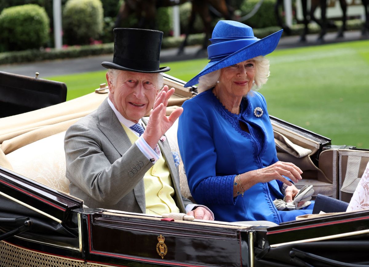 Ο βασιλιάς Κάρολος στις ιπποδρομίες Ascot – Ξεχωριστές εμφανίσεις με εξωφρενικά κάπέλα