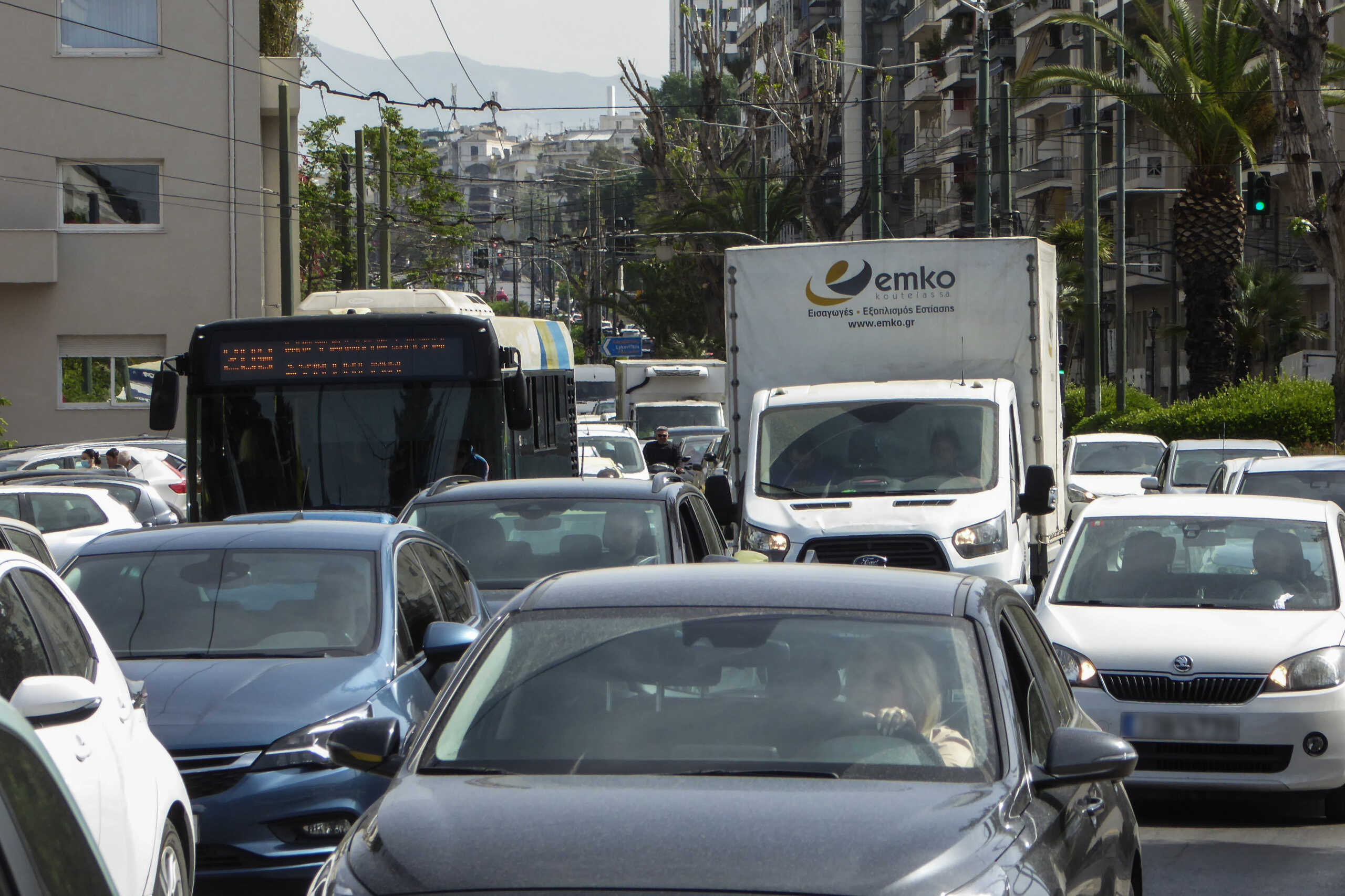 Καύσωνας: Πώς να προστατευτούν οι οδηγοί από τις υψηλές θερμοκρασίες – Οδηγίες από το Υπουργείο Μεταφορών