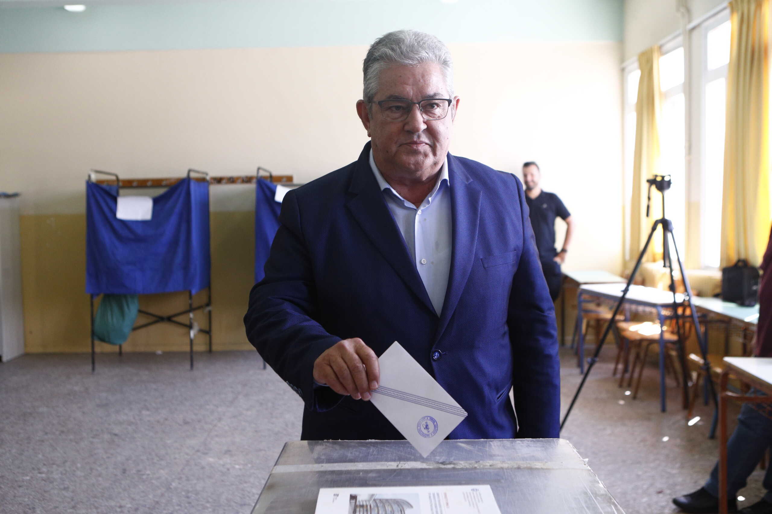 Ευρωεκλογές 2024: Ο Δημήτρης Κουτσούμπας ψήφισε και ζήτησε ισχυρό ΚΚΕ «για να ψηλώσουμε το μπόι του λαού μας»