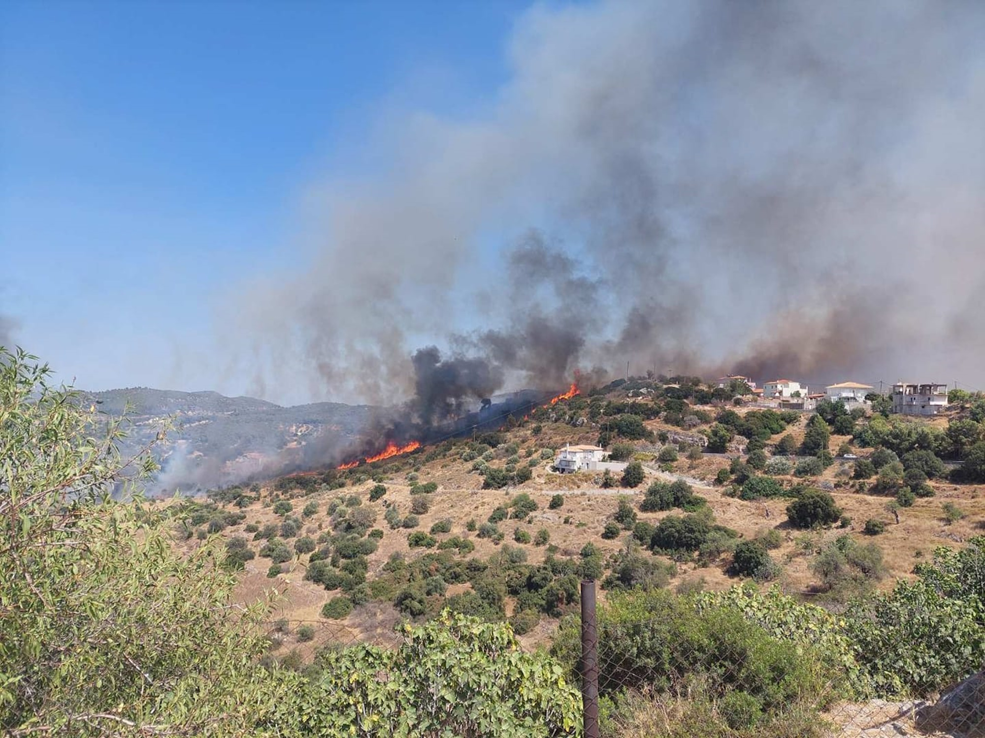 Καίγονται σπίτια από τη φωτιά στο Κρανίδι: Μεγάλη μάχη με τις φλόγες