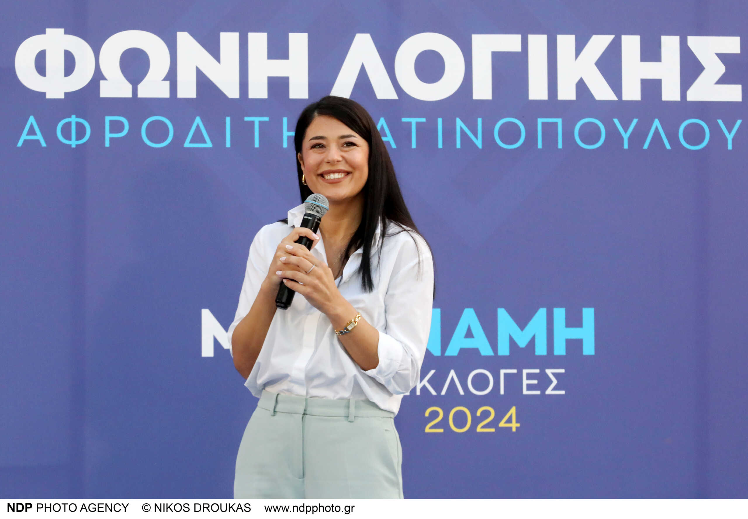 Ευρωεκλογές 2024: Η στιγμή που Αφροδίτη Λατινοπούλου και Κώστας Καραμανλής ανταλλάσσουν χειραψία στο εκλογικό κέντρο