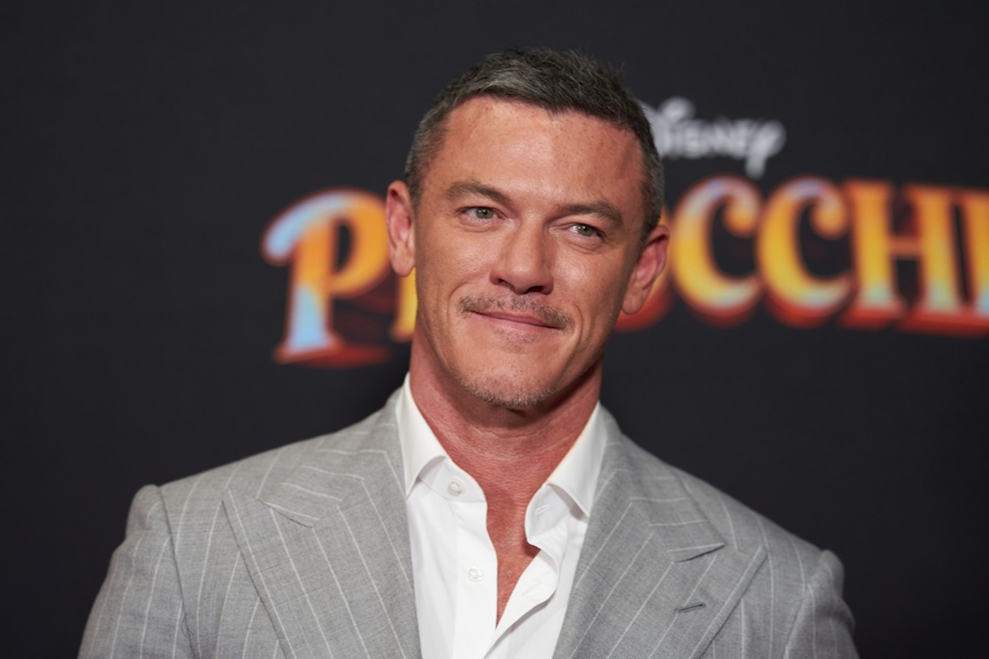 Luke Evans: Στην Αθήνα και ο ηθοποιός για τα εγκαίνια γνωστού πολυτελούς ξενοδοχείου