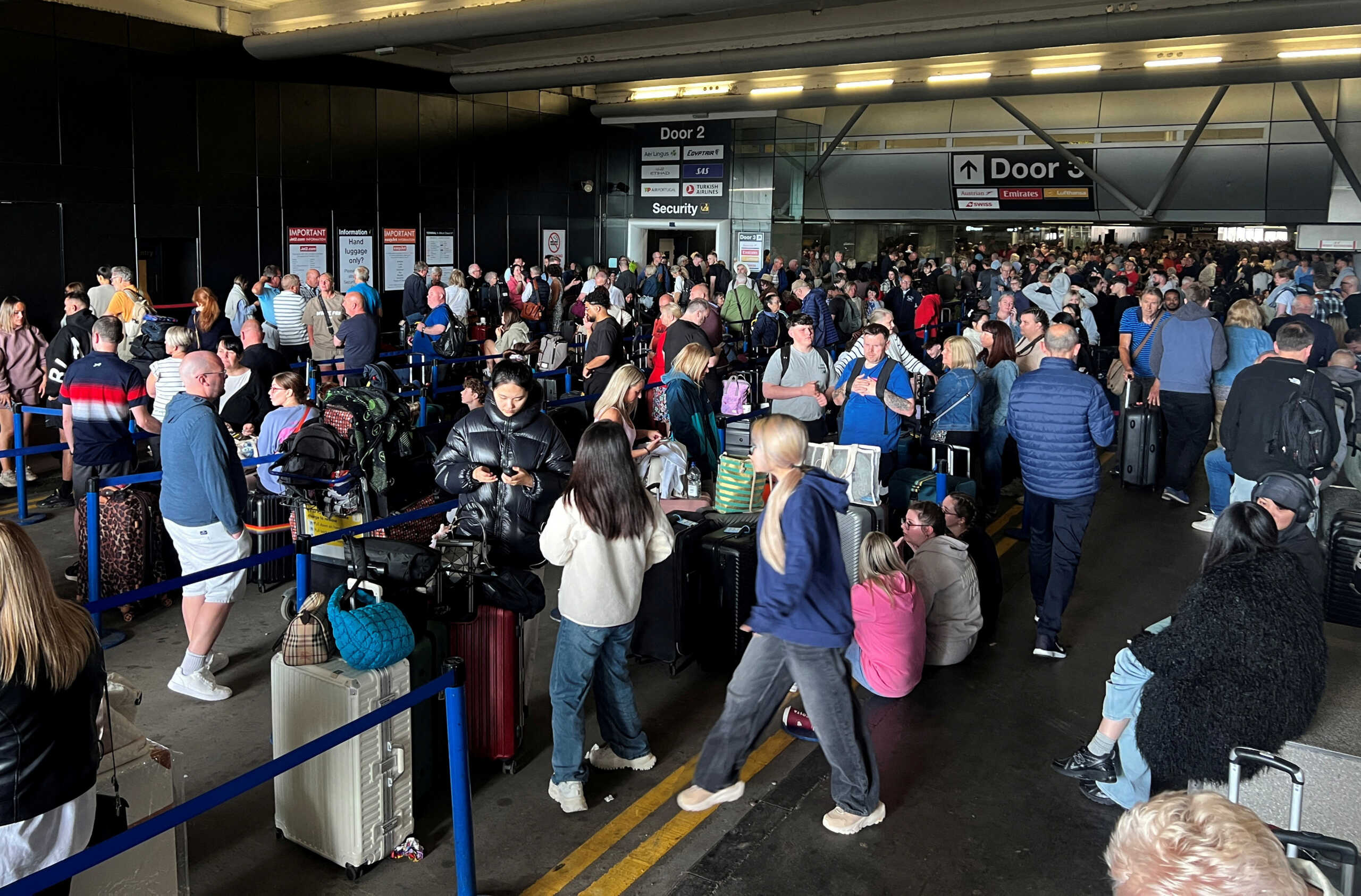 Επανέρχεται σταδιακά η λειτουργία στο αεροδρόμιο του Μάντσεστερ μετά από τη διακοπή ρεύματος