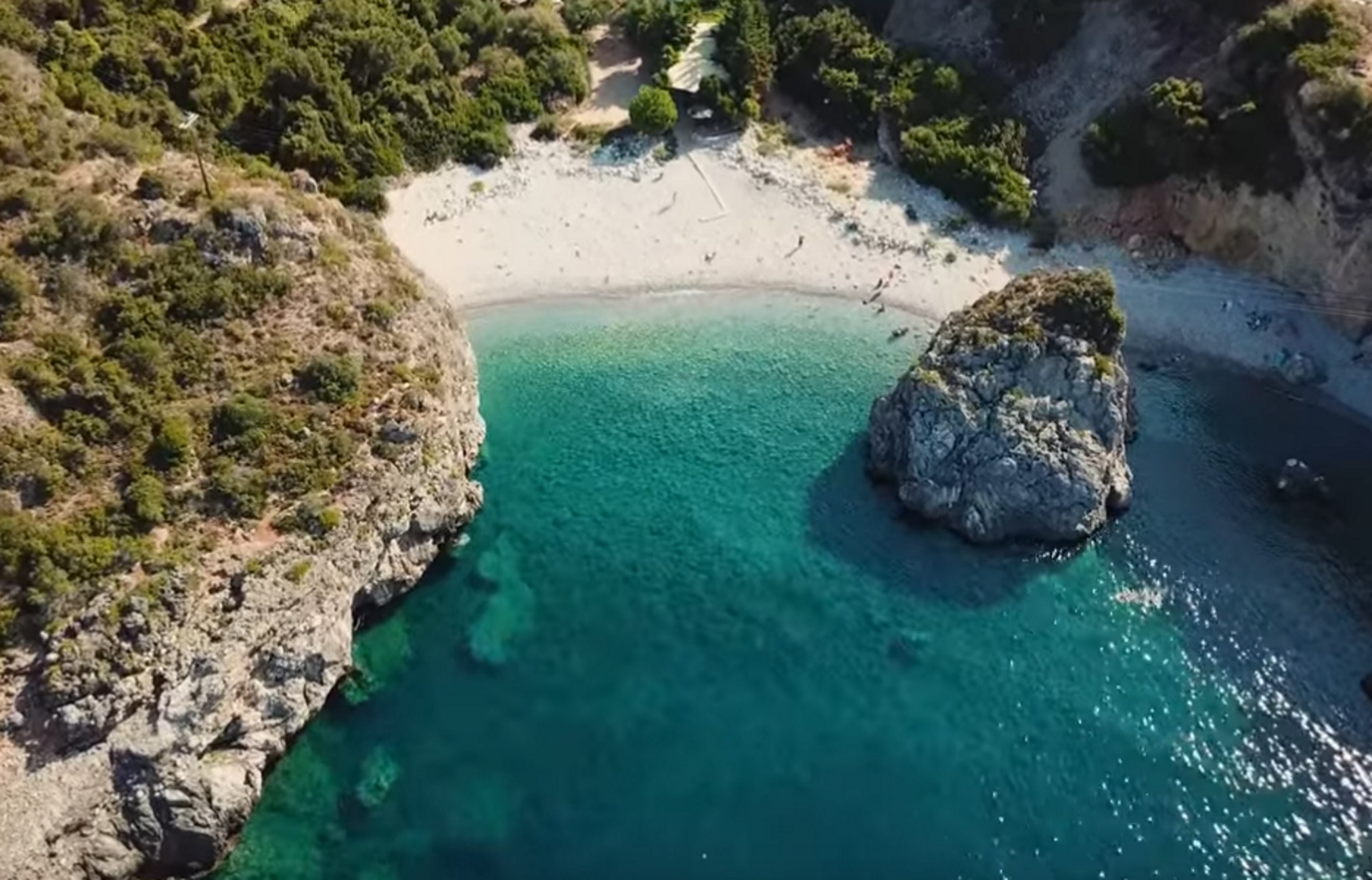 Μάνη: Βίντεο από τρεις μυστικές παραλίες με πεντακάθαρα νερά για μπάνιο
